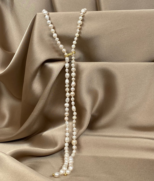 Collier cravate avec perles de culture destructurées