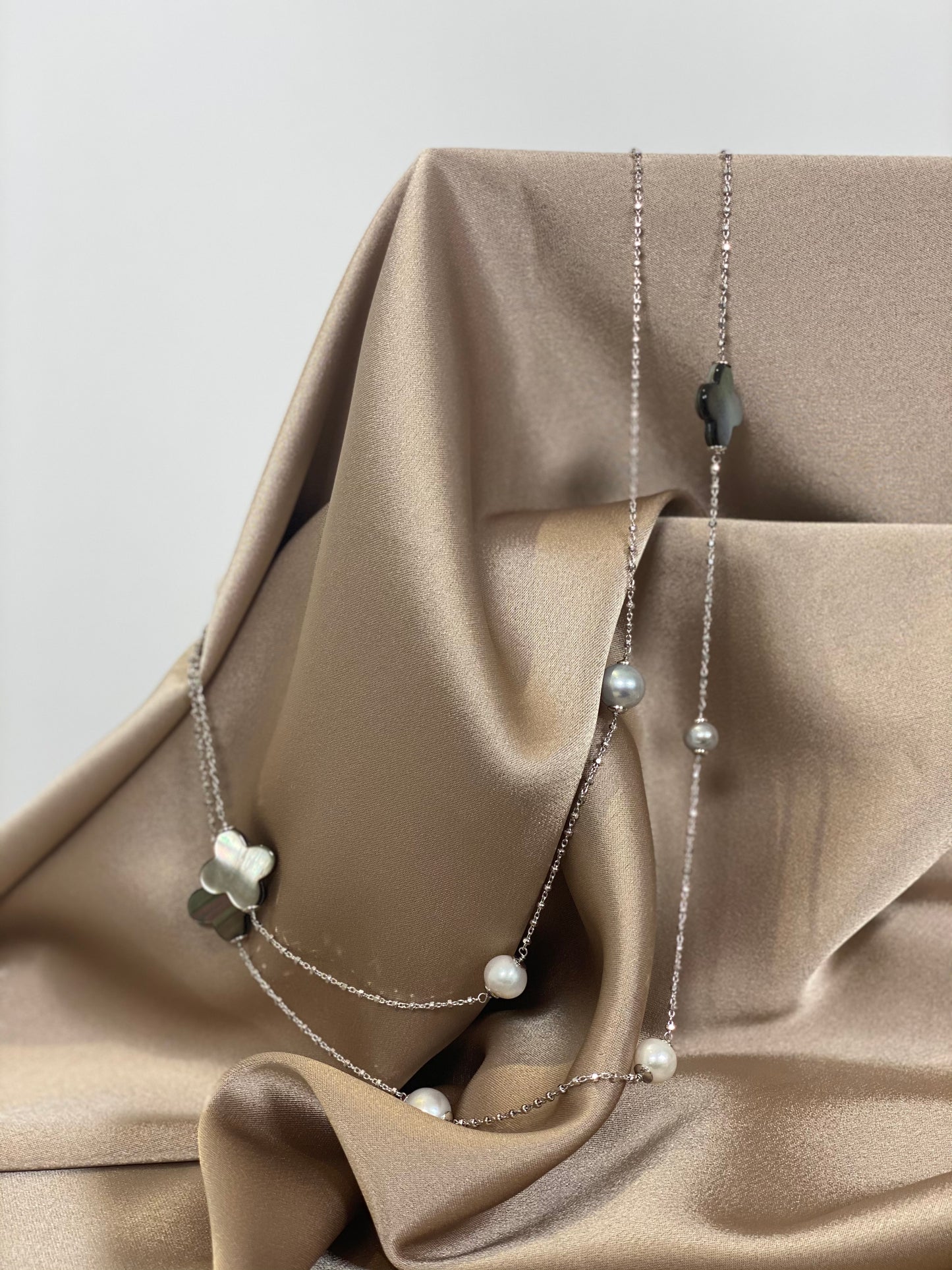 Sautoir Flora avec un mix de perles & de nacres