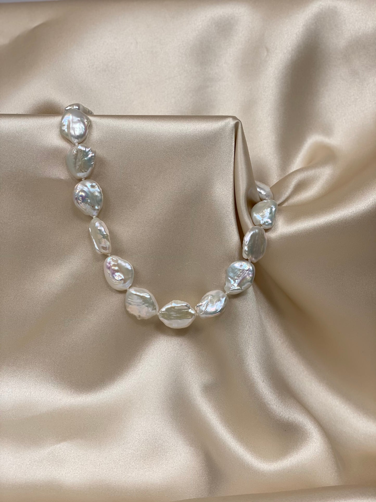 Collier court en grosses perles de culture baroques d'eau douce
