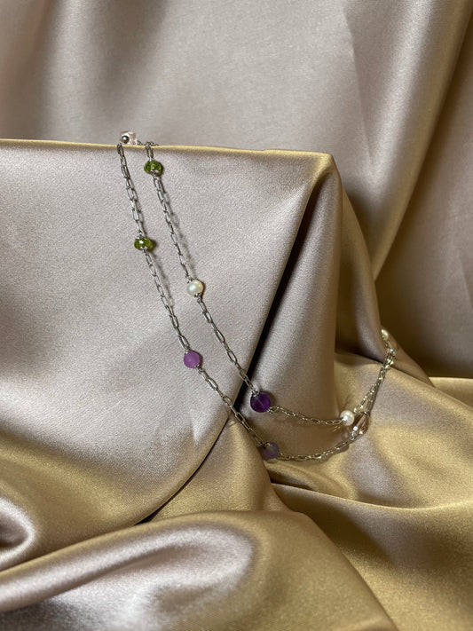 Long sautoir avec petits maillons ovales, perles et pierres (améthyste, quartz, péridot)