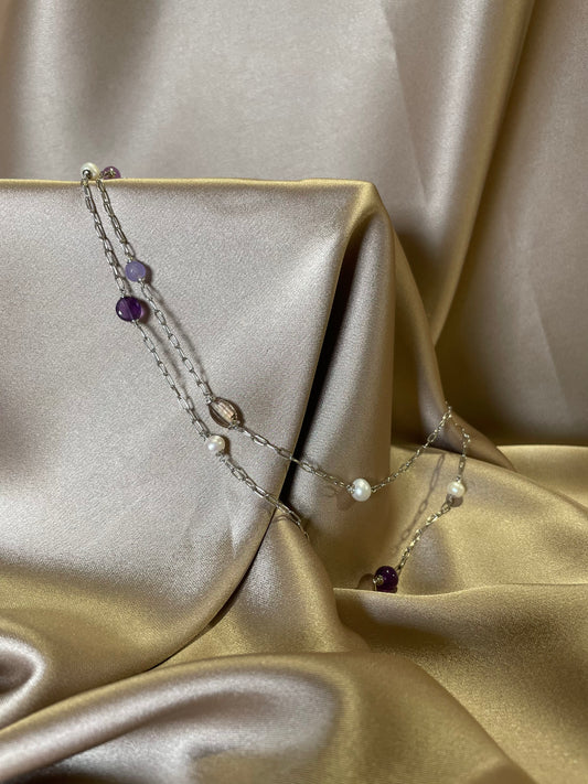 Long sautoir avec petits maillons ovales, perles et pierres (améthyste, quartz, péridot)