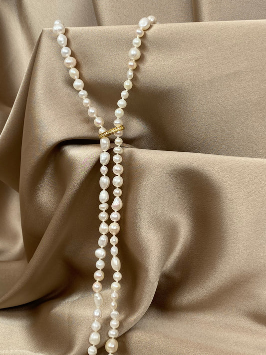 Collier cravate avec perles de culture destructurées