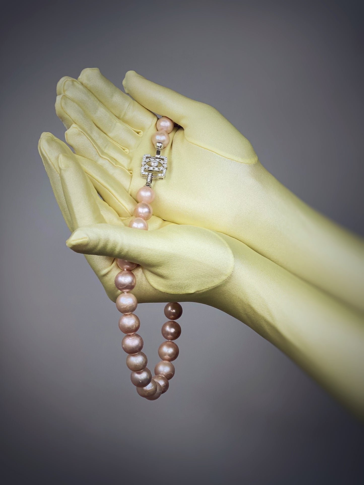Collier court en perles de culture roses, attache carrée avec des zirconiums