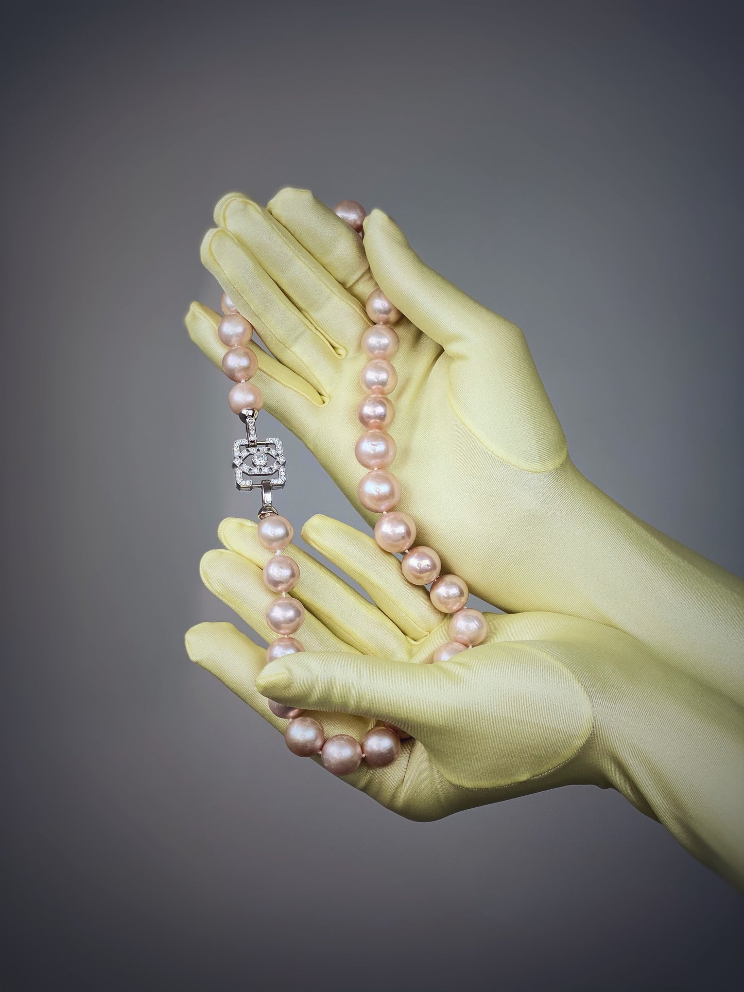 Collier court en perles de culture roses, attache carrée avec des zirconiums
