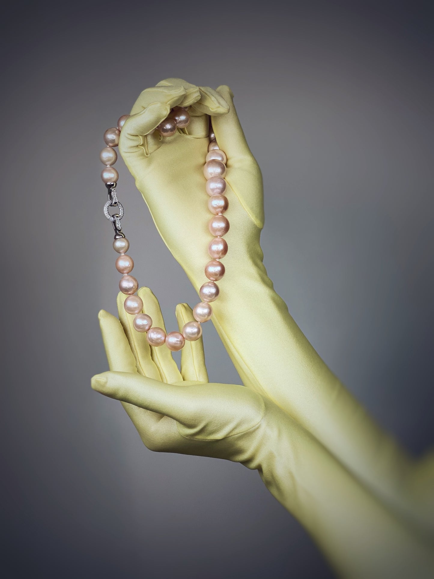 Collier court en perles de culture roses, attache ronde avec des zirconiums